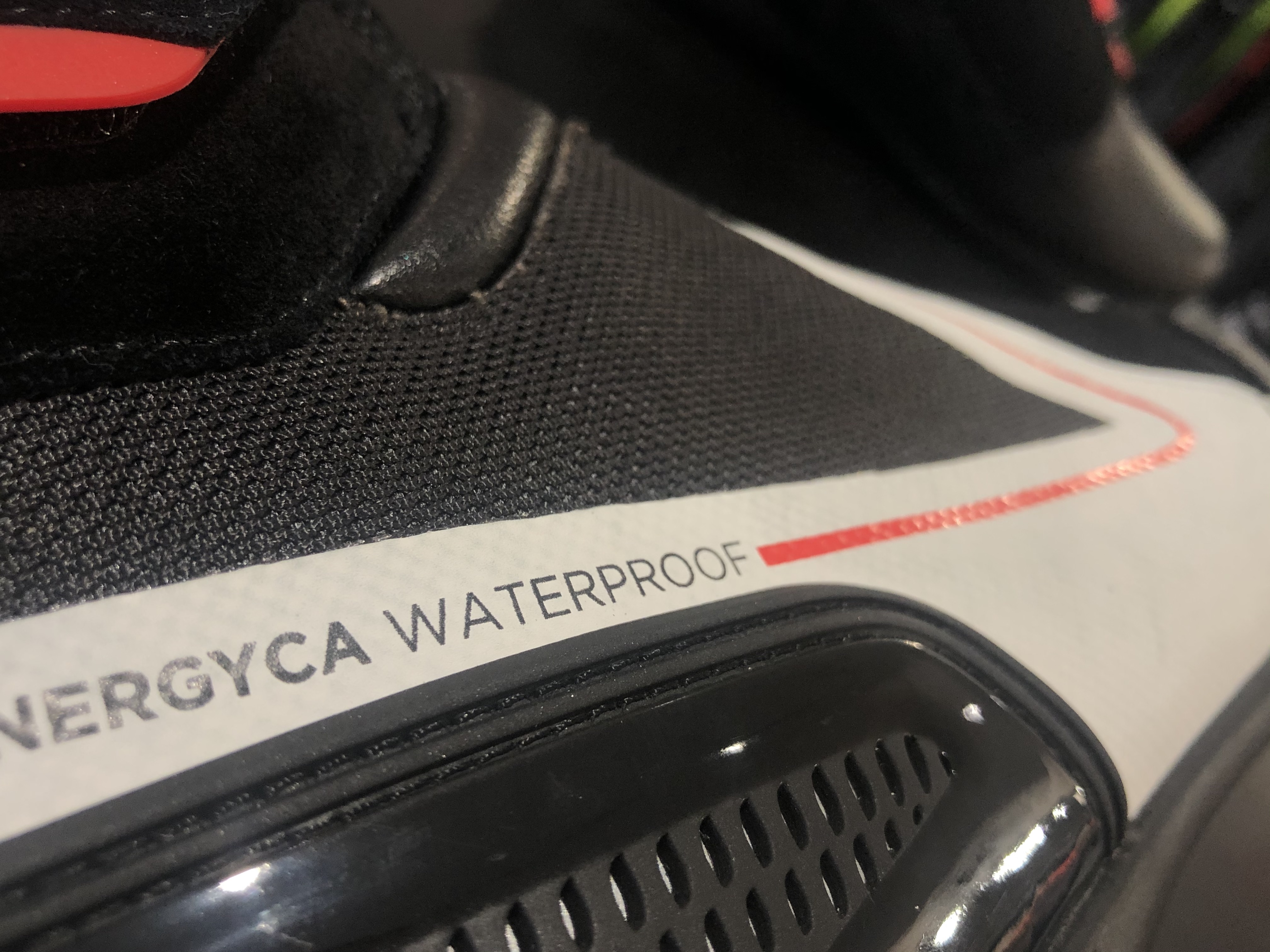 高い安全性を持ったスポーツシューズ【ENERGYCA D-WP SHOES】